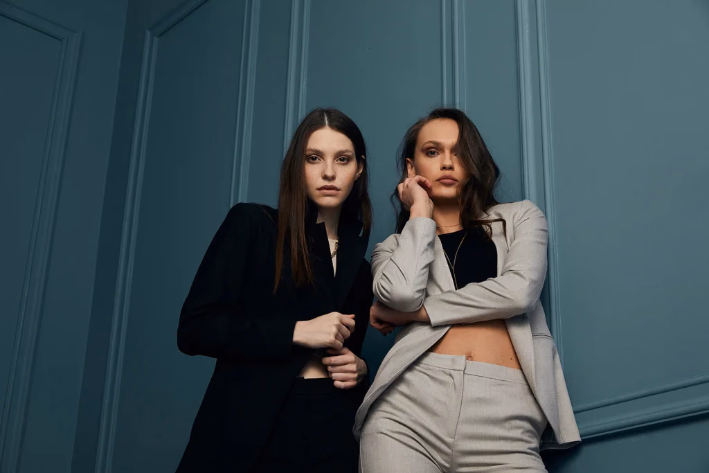 Paulmark kampanyası, iki kadın model çift portresi, stüdyo fonunda, Ankara moda fotoğrafçısı Şems Erik