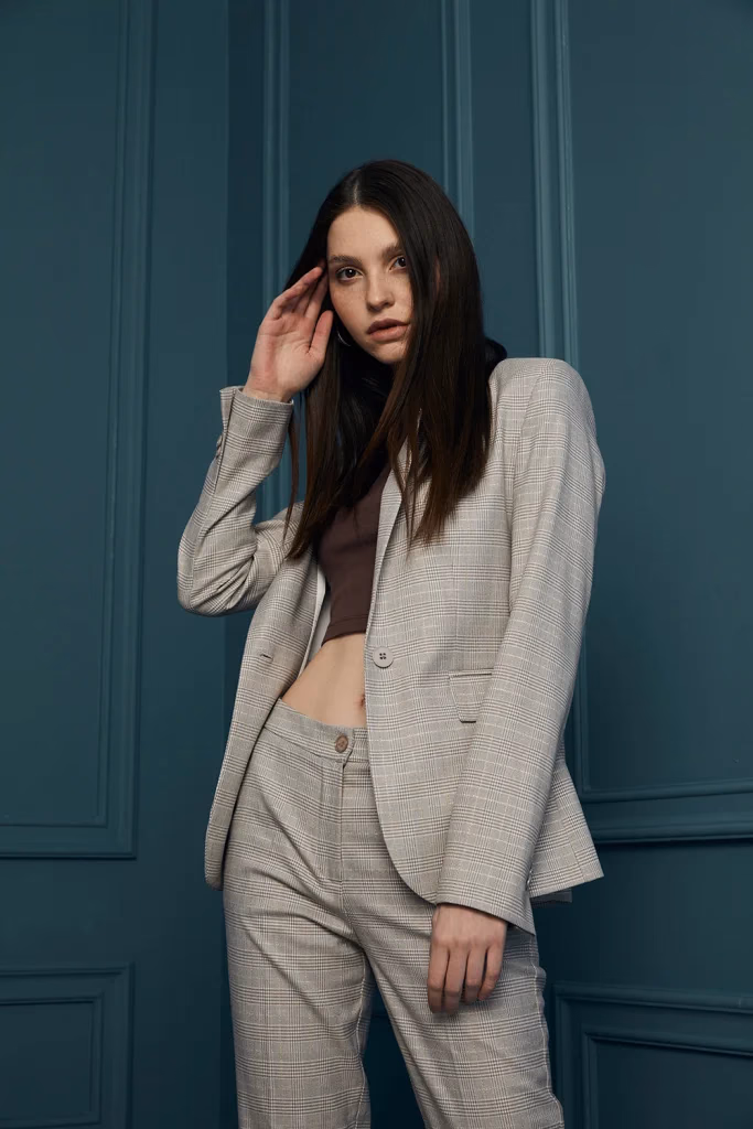 Paulmark kampanyası, kadın model önden portre, stüdyo fonunda, Ankara moda fotoğrafçısı Şems Erik