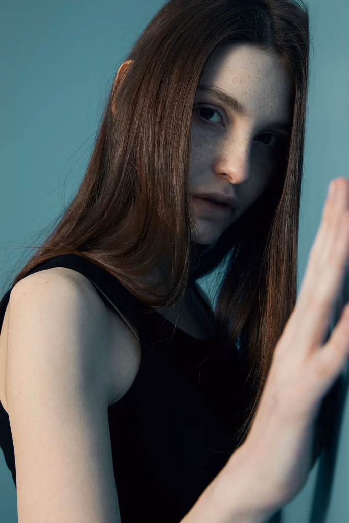 Paulmark kampanyası, kadın model önden portre, stüdyo fonunda, Ankara moda fotoğrafçısı Şems Erik