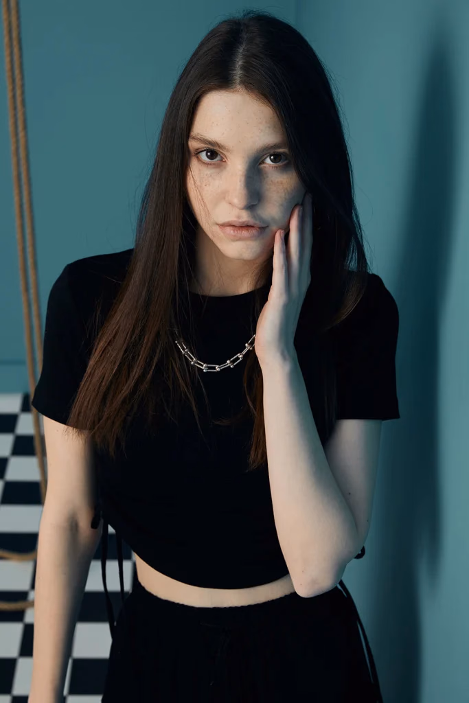 Paulmark kampanyası, kadın model önden portre, stüdyo fonunda, Ankara moda fotoğrafçısı Şems Erik
