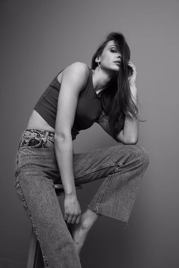Paulmark kampanyası, kadın model dinamik poz, stüdyo fonunda, Ankara moda fotoğrafçısı Şems Erik