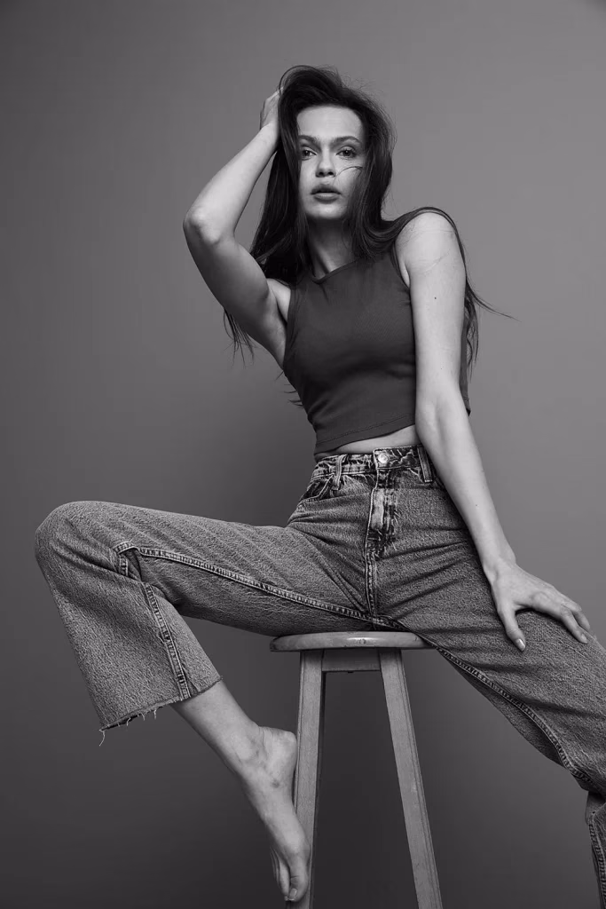 Paulmark kampanyası, kadın model dinamik poz, stüdyo fonunda, Ankara moda fotoğrafçısı Şems Erik