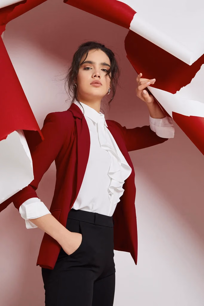 Paulmark Sonbahar/Kış kampanyası, kadın model, yırtık kağıt konsepti, kırmızı-beyaz fon üzerinde, Ankara moda fotoğrafçısı Şems Erik