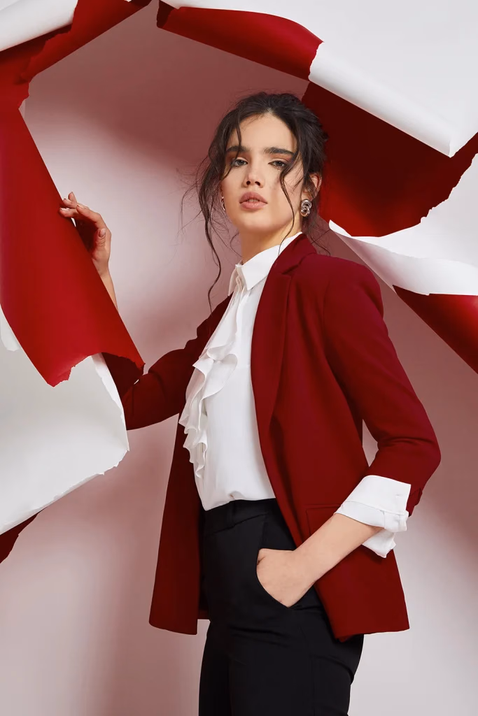 Paulmark Sonbahar/Kış kampanyası, kadın model, yırtık kağıt konsepti, kırmızı-beyaz fon üzerinde, Ankara moda fotoğrafçısı Şems Erik