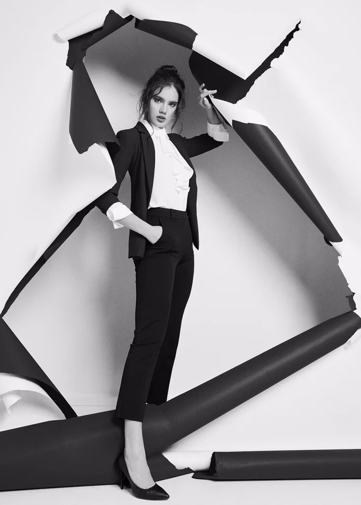 Paulmark Sonbahar/Kış kampanyası, kadın model, yırtık kağıt konsepti, siyah-beyaz çekim, Ankara moda fotoğrafçısı Şems Erik