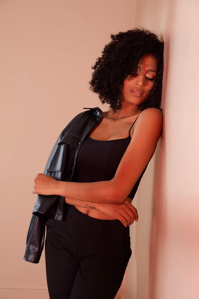 Paulmark Sonbahar/Kış kampanyası, kadın model yakın portre, kırmızı ışık vurgusu, Ankara moda fotoğrafçısı Şems Erik