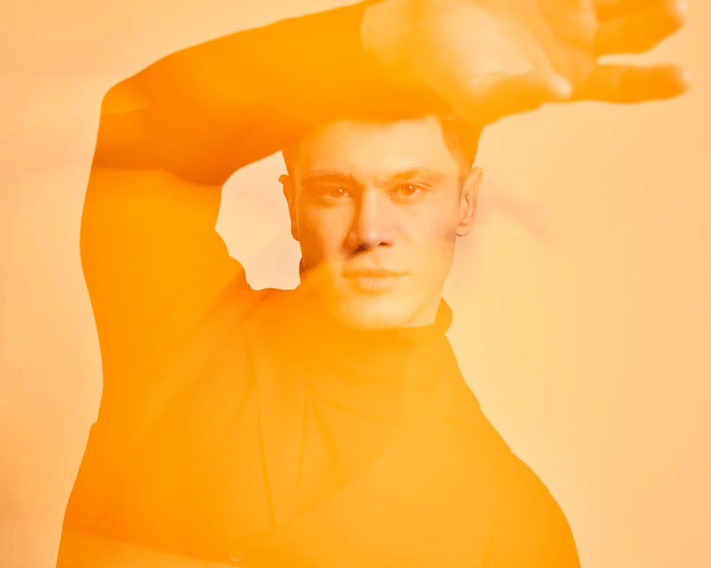 Edward slow shutter editorial fotoğrafı, çift görüntü efektiyle erkek model portresi, Paulmark için Ankara moda fotoğrafçısı Şems Erik
