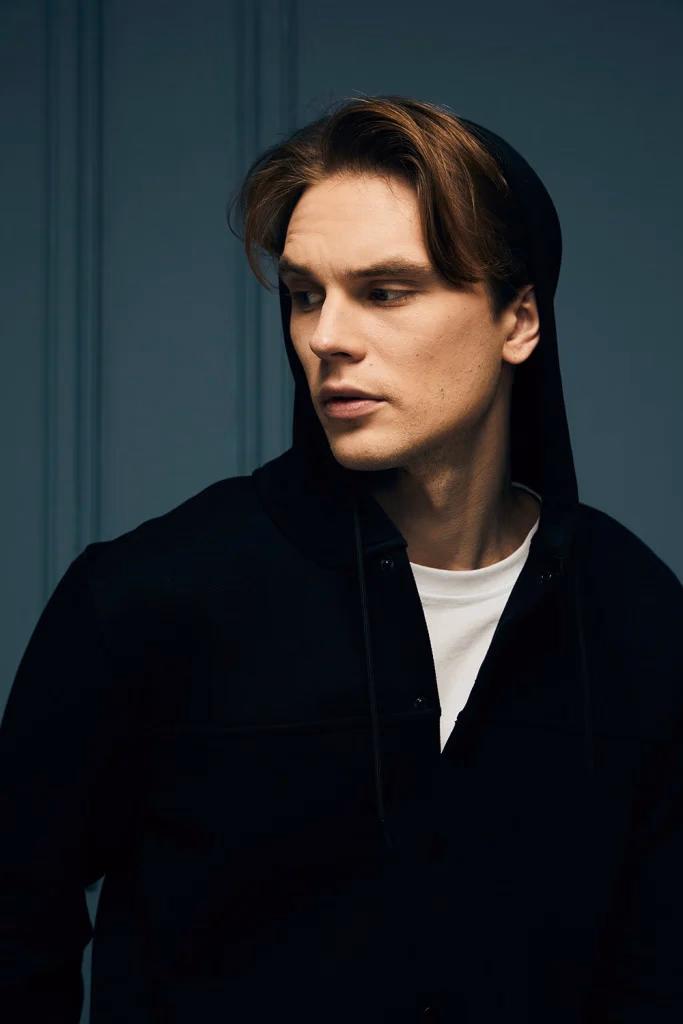 Paulmark erkek giyim kampanyası, siyah kapüşonlu sweatshirt, dramatik ışık portre, gri panel fon üzerinde, Ankara moda fotoğrafçısı Şems Erik