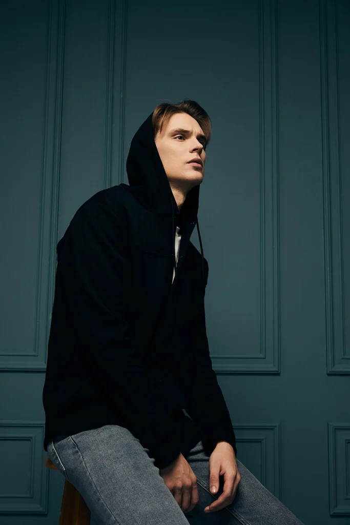 Paulmark erkek giyim kampanyası, siyah kapüşonlu sweatshirt, dramatik ışık portre, gri panel fon üzerinde, Ankara moda fotoğrafçısı Şems Erik
