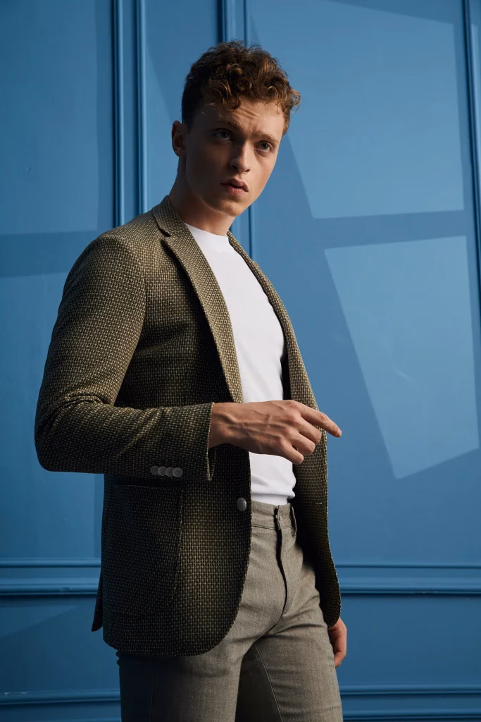 Paulmark erkek giyim kampanyası, desenli blazer ceket ve beyaz tişört kombini, mavi kapı fonunda, Ankara moda fotoğrafçısı Şems Erik