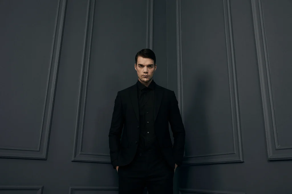 Nikola dark suit editorial fotoğrafı, siyah takım elbiseli erkek model portresi, Paulmark için Ankara moda fotoğrafçısı Şems Erik
