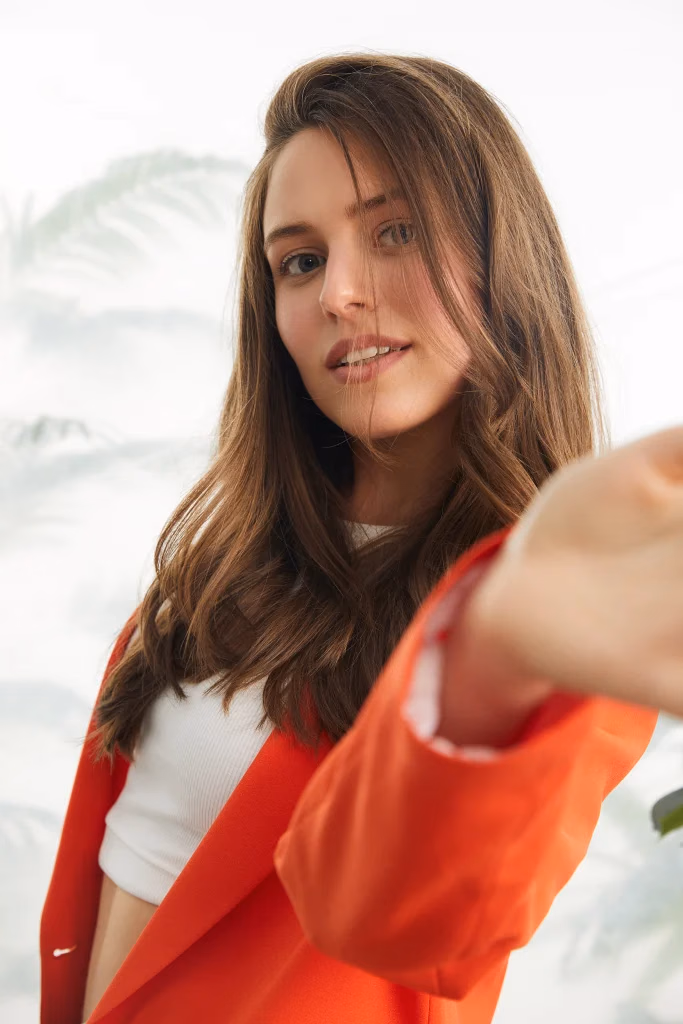 Svetlana lookbook moda fotoğrafı, model tropikal bitki dekorlu stüdyo fonunda çekim, Paulmark için Ankara moda fotoğrafçısı Şems Erik