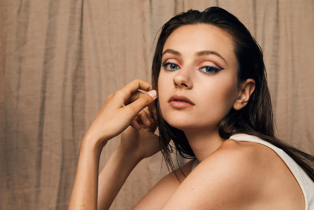 Valentina beauty editorial fotoğrafı, renkli göz makyajı ve yakın plan portre, Paulmark için Ankara moda fotoğrafçısı Şems Erik