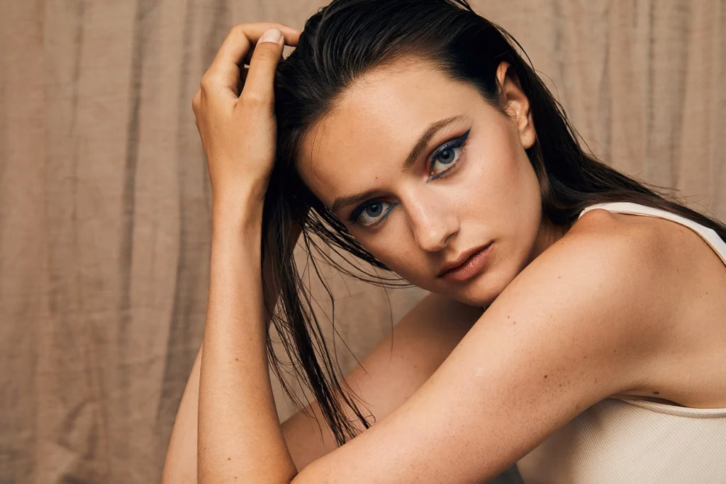 Valentina beauty editorial fotoğrafı, renkli göz makyajı ve yakın plan portre, Paulmark için Ankara moda fotoğrafçısı Şems Erik