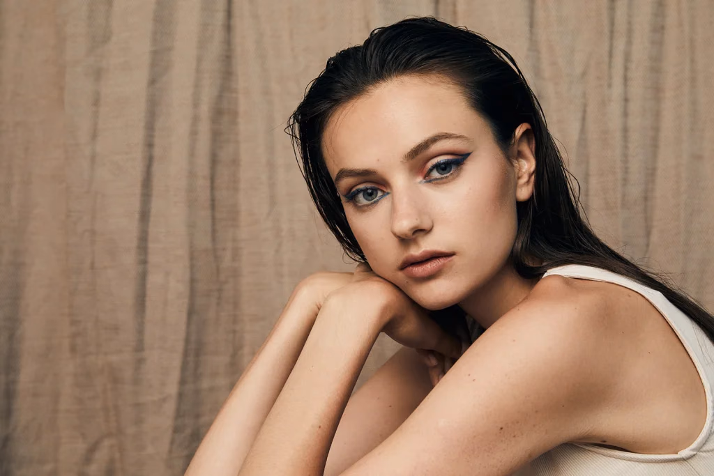 Valentina beauty editorial fotoğrafı, renkli göz makyajı ve yakın plan portre, Paulmark için Ankara moda fotoğrafçısı Şems Erik
