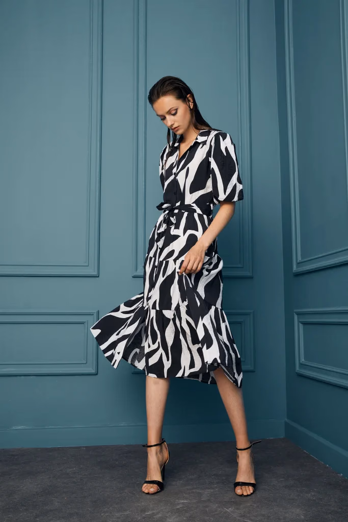 Valentina lookbook moda fotoğrafı, model petrol mavisi panelli stüdyo fonunda çekim, Paulmark için Ankara moda fotoğrafçısı Şems Erik