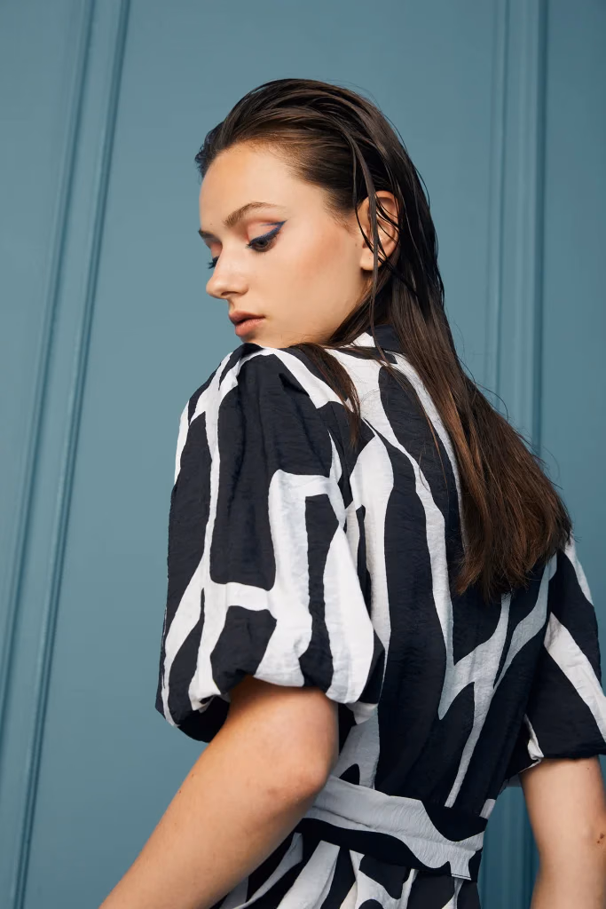 Valentina lookbook moda fotoğrafı, model petrol mavisi panelli stüdyo fonunda çekim, Paulmark için Ankara moda fotoğrafçısı Şems Erik