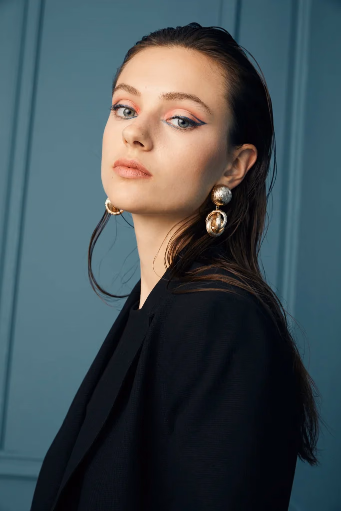 Valentina lookbook moda fotoğrafı, model petrol mavisi panelli stüdyo fonunda çekim, Paulmark için Ankara moda fotoğrafçısı Şems Erik