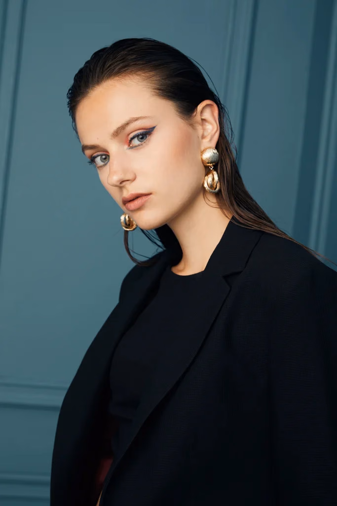 Valentina lookbook moda fotoğrafı, model petrol mavisi panelli stüdyo fonunda çekim, Paulmark için Ankara moda fotoğrafçısı Şems Erik