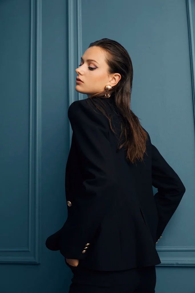 Valentina lookbook moda fotoğrafı, model petrol mavisi panelli stüdyo fonunda çekim, Paulmark için Ankara moda fotoğrafçısı Şems Erik