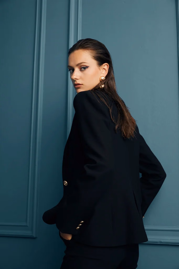 Valentina lookbook moda fotoğrafı, model petrol mavisi panelli stüdyo fonunda çekim, Paulmark için Ankara moda fotoğrafçısı Şems Erik