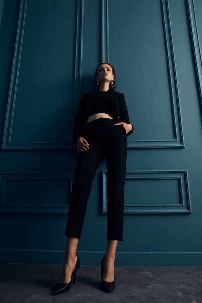 Valentina lookbook moda fotoğrafı, model petrol mavisi panelli stüdyo fonunda çekim, Paulmark için Ankara moda fotoğrafçısı Şems Erik