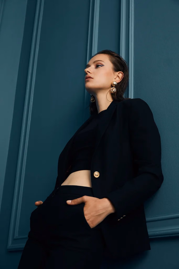 Valentina lookbook moda fotoğrafı, model petrol mavisi panelli stüdyo fonunda çekim, Paulmark için Ankara moda fotoğrafçısı Şems Erik
