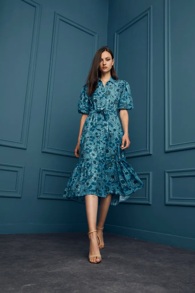 Valentina lookbook moda fotoğrafı, model petrol mavisi panelli stüdyo fonunda çekim, Paulmark için Ankara moda fotoğrafçısı Şems Erik