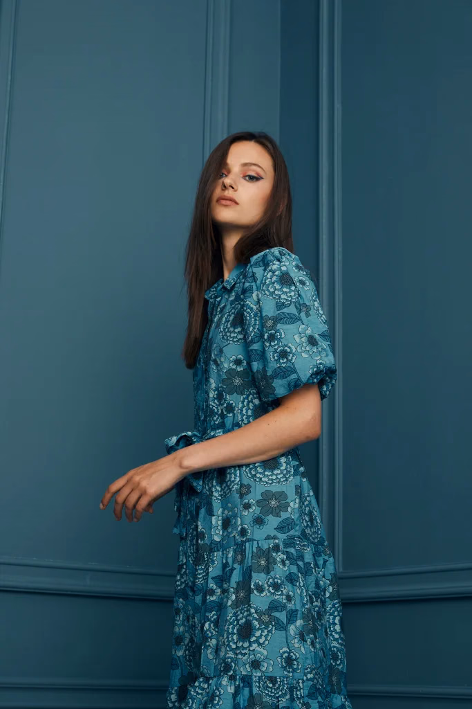 Valentina lookbook moda fotoğrafı, model petrol mavisi panelli stüdyo fonunda çekim, Paulmark için Ankara moda fotoğrafçısı Şems Erik