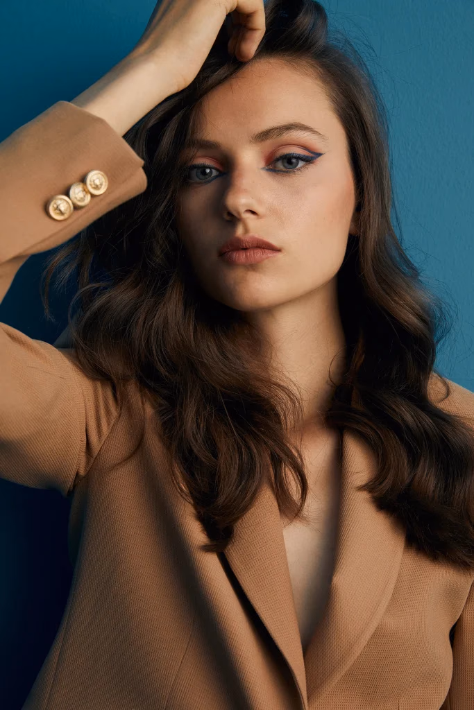 Valentina lookbook moda fotoğrafı, model petrol mavisi panelli stüdyo fonunda çekim, Paulmark için Ankara moda fotoğrafçısı Şems Erik