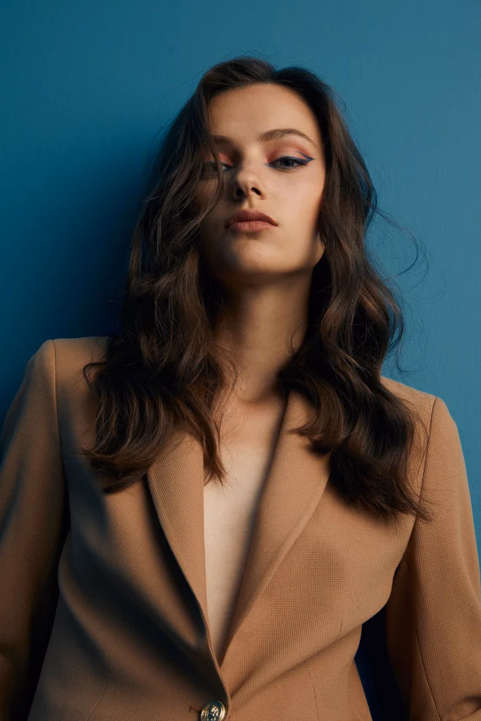 Valentina lookbook moda fotoğrafı, model petrol mavisi panelli stüdyo fonunda çekim, Paulmark için Ankara moda fotoğrafçısı Şems Erik