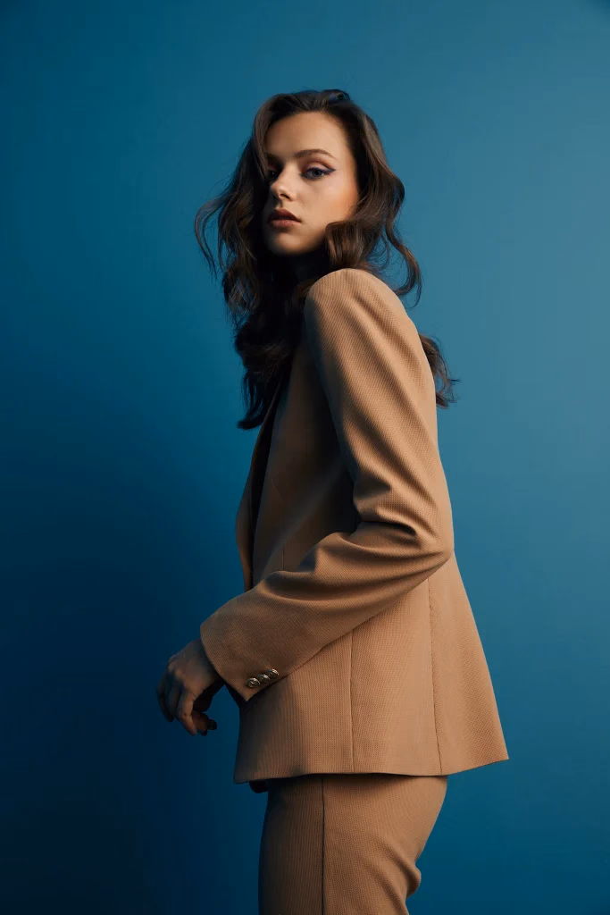 Valentina lookbook moda fotoğrafı, model petrol mavisi panelli stüdyo fonunda çekim, Paulmark için Ankara moda fotoğrafçısı Şems Erik