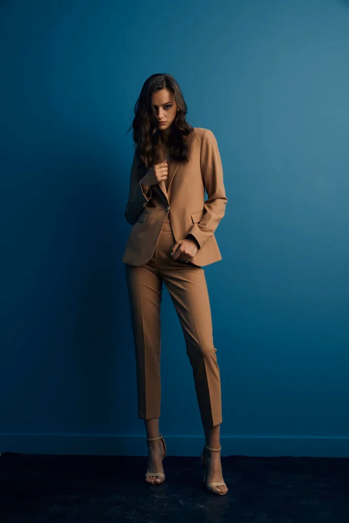 Valentina lookbook moda fotoğrafı, model petrol mavisi panelli stüdyo fonunda çekim, Paulmark için Ankara moda fotoğrafçısı Şems Erik