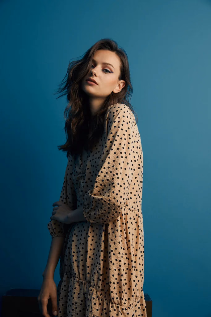 Valentina lookbook moda fotoğrafı, model petrol mavisi panelli stüdyo fonunda çekim, Paulmark için Ankara moda fotoğrafçısı Şems Erik