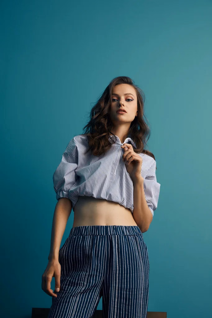 Valentina lookbook moda fotoğrafı, model petrol mavisi panelli stüdyo fonunda çekim, Paulmark için Ankara moda fotoğrafçısı Şems Erik