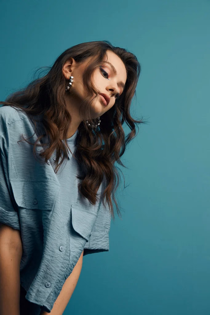 Valentina lookbook moda fotoğrafı, model petrol mavisi panelli stüdyo fonunda çekim, Paulmark için Ankara moda fotoğrafçısı Şems Erik