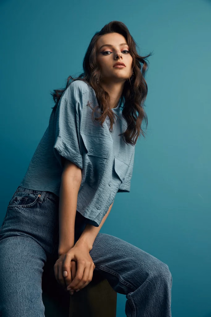 Valentina lookbook moda fotoğrafı, model petrol mavisi panelli stüdyo fonunda çekim, Paulmark için Ankara moda fotoğrafçısı Şems Erik
