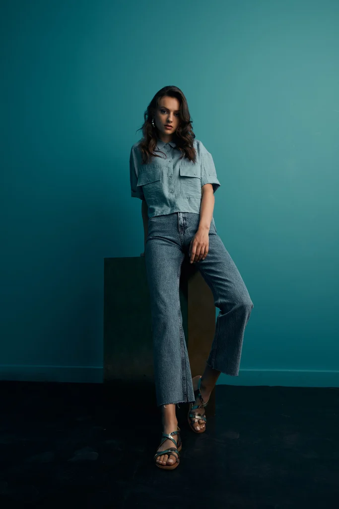 Valentina lookbook moda fotoğrafı, model petrol mavisi panelli stüdyo fonunda çekim, Paulmark için Ankara moda fotoğrafçısı Şems Erik