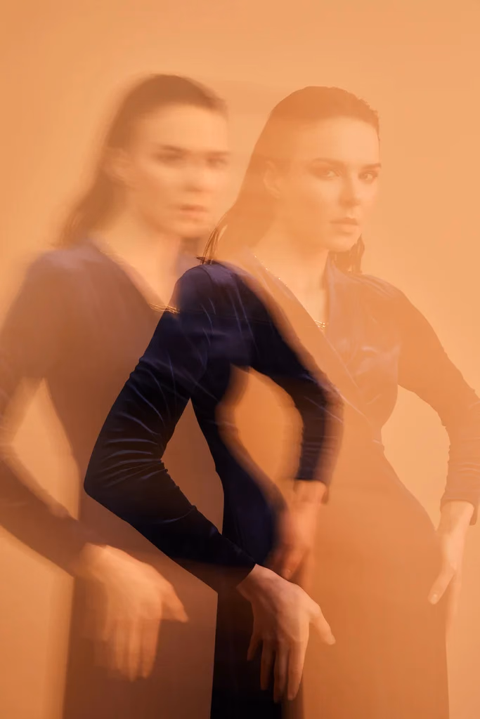 Victoria cinematic editorial moda fotoğrafı, hareket bulanıklığı efektiyle model çekimi, Paulmark için Ankara moda fotoğrafçısı Şems Erik