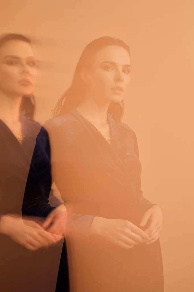 Victoria cinematic editorial moda fotoğrafı, hareket bulanıklığı efektiyle model çekimi, Paulmark için Ankara moda fotoğrafçısı Şems Erik