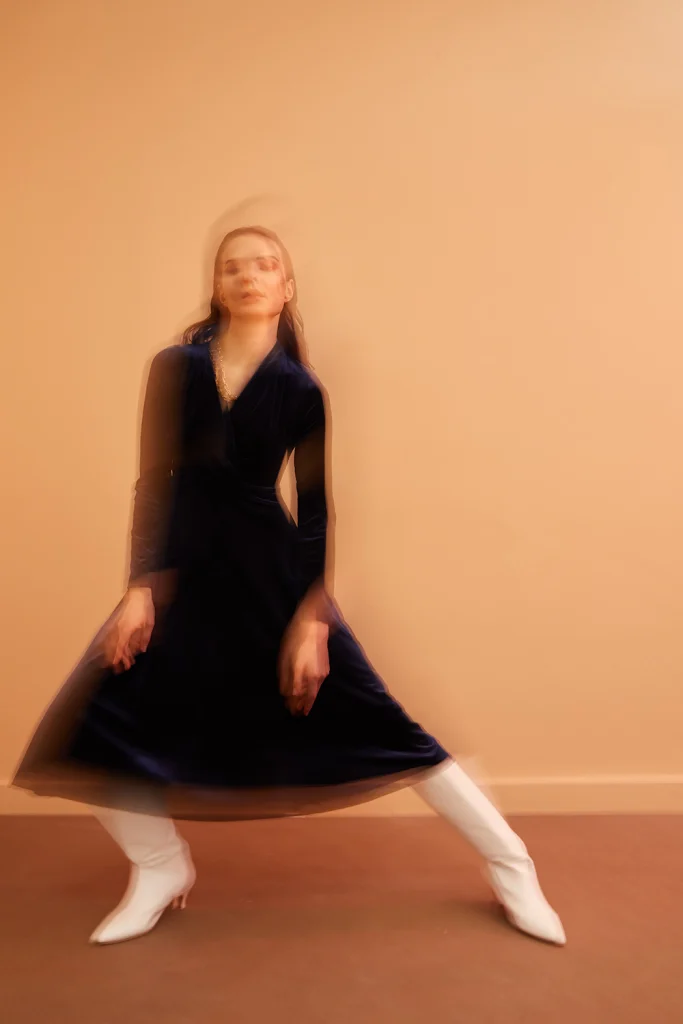 Victoria cinematic editorial moda fotoğrafı, hareket bulanıklığı efektiyle model çekimi, Paulmark için Ankara moda fotoğrafçısı Şems Erik