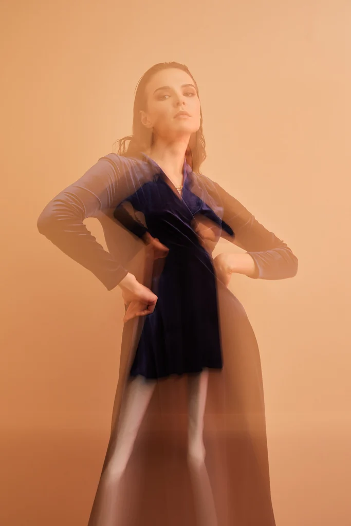 Victoria cinematic editorial moda fotoğrafı, hareket bulanıklığı efektiyle model çekimi, Paulmark için Ankara moda fotoğrafçısı Şems Erik