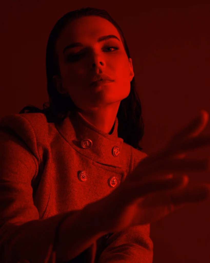 Victoria cinematic editorial moda fotoğrafı, kırmızı jel ışıklandırma ve dramatik siluet, Paulmark için Ankara moda fotoğrafçısı Şems Erik