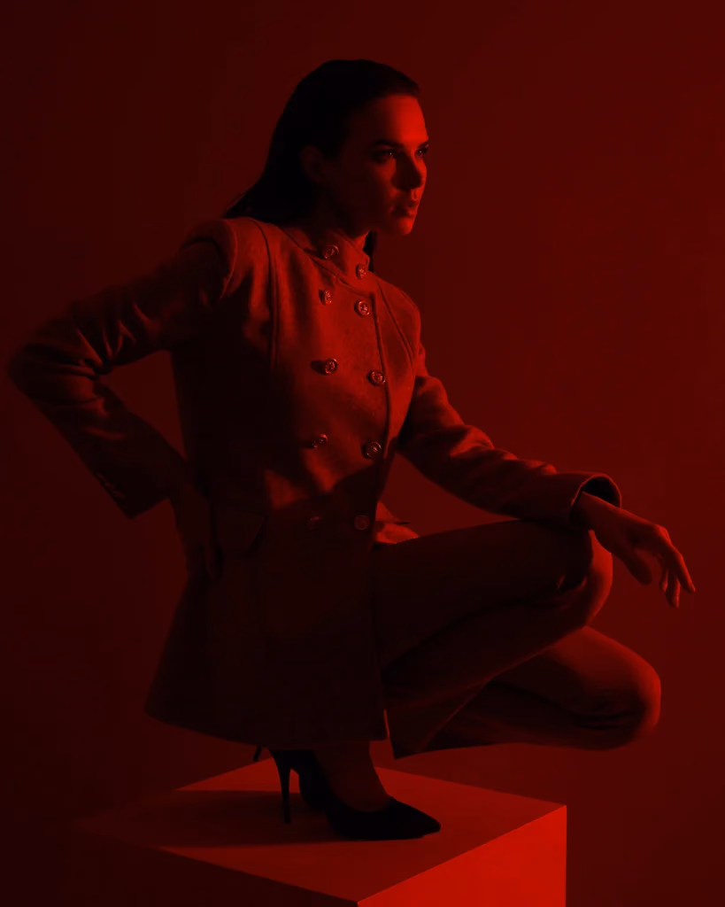 Victoria cinematic editorial moda fotoğrafı, kırmızı jel ışıklandırma ve dramatik siluet, Paulmark için Ankara moda fotoğrafçısı Şems Erik