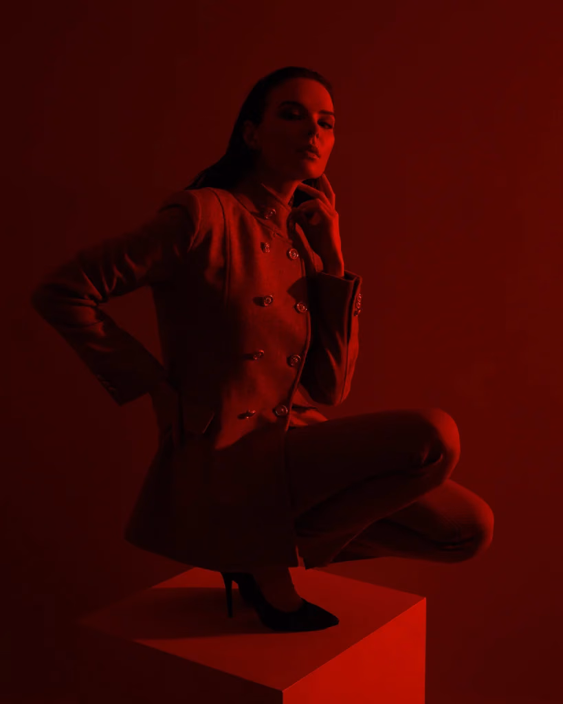 Victoria cinematic editorial moda fotoğrafı, kırmızı jel ışıklandırma ve dramatik siluet, Paulmark için Ankara moda fotoğrafçısı Şems Erik