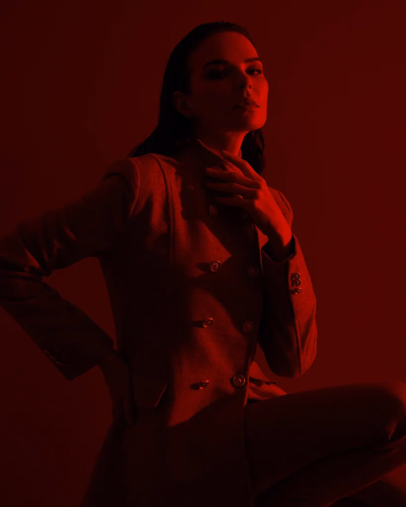 Victoria cinematic editorial moda fotoğrafı, kırmızı jel ışıklandırma ve dramatik siluet, Paulmark için Ankara moda fotoğrafçısı Şems Erik