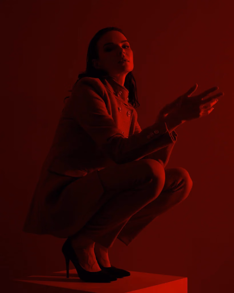Victoria cinematic editorial moda fotoğrafı, kırmızı jel ışıklandırma ve dramatik siluet, Paulmark için Ankara moda fotoğrafçısı Şems Erik