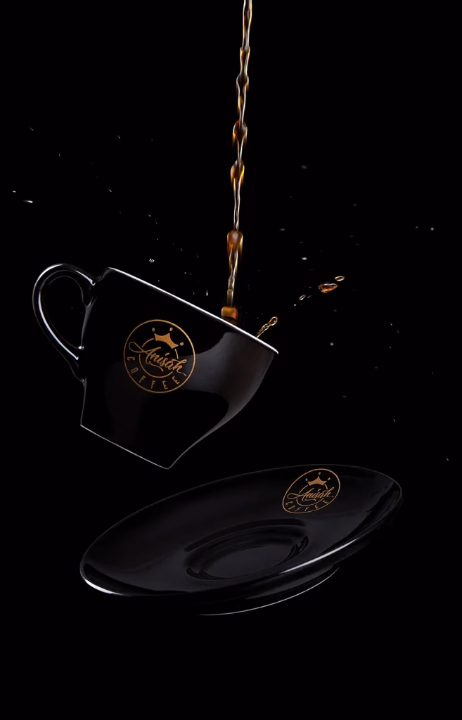 Anisah Coffee marka logolu siyah fincan ve tabağa dökülen kahve fotoğrafı, yüksek hızlı çekim tekniği, Ankara ürün fotoğrafçısı Şems Erik