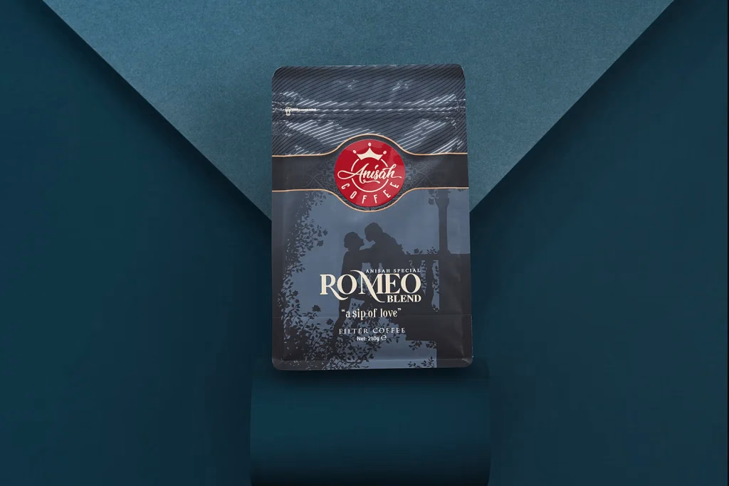 Anisah Coffee Romeo Blend filtre kahve paketi ürün fotoğrafı, mavi-yeşil geometrik zemin kompozisyonu, Ankara ürün fotoğrafçısı Şems Erik