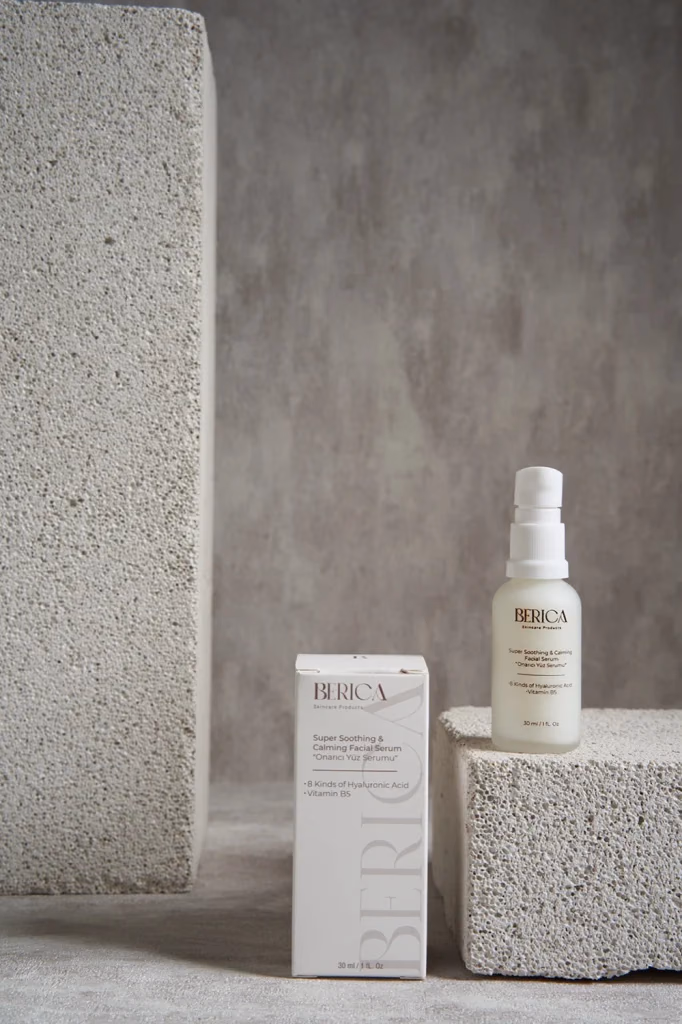 Berica Super Soothing Calming Facial Serum ürün fotoğrafı, kutu ve şişe beton doku fonunda, Ankara ürün fotoğrafçısı Şems Erik